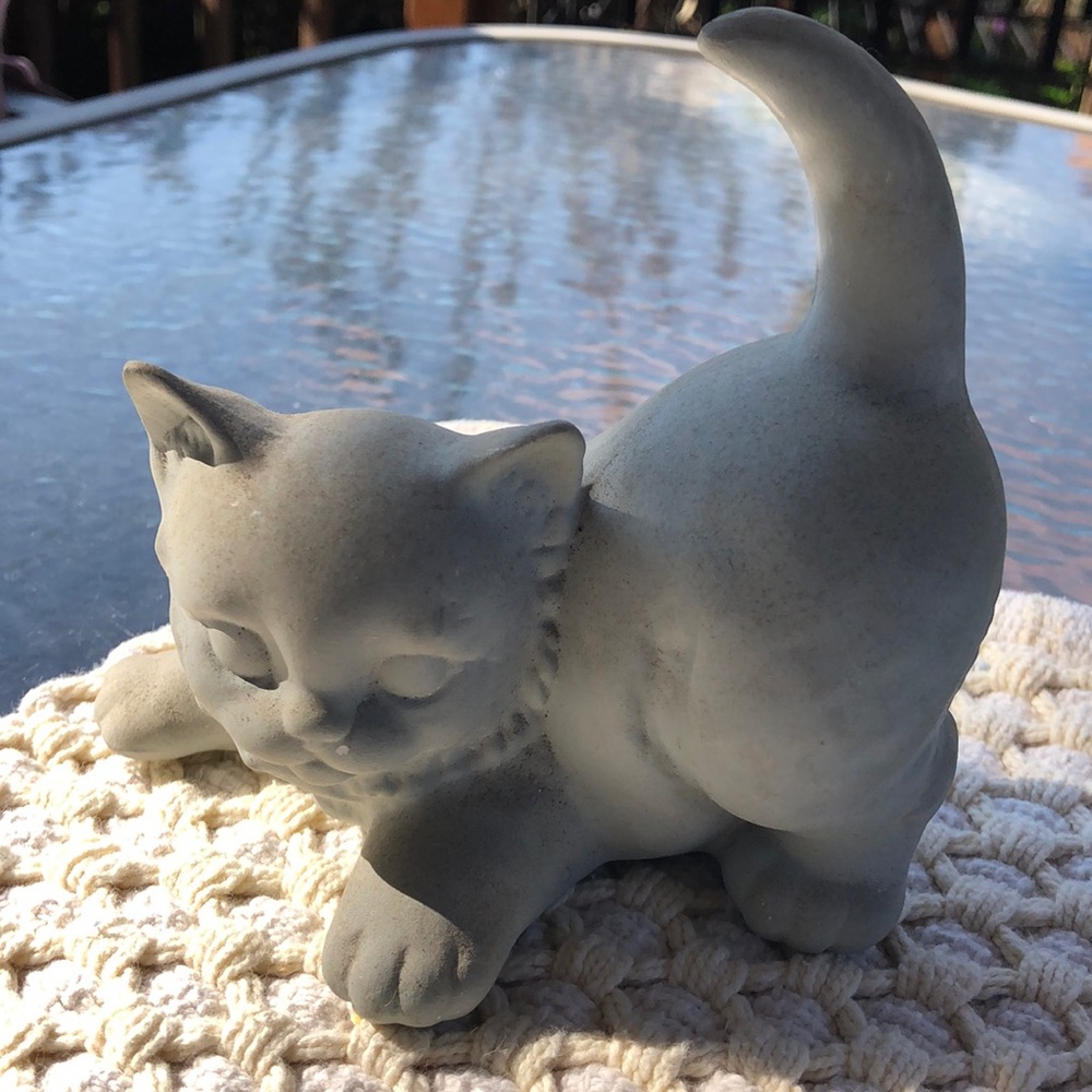 Unglazed adorable lil kitten.Holland Mold. 5 1/2 x 5‎ 1/2. EUC. No flaws.